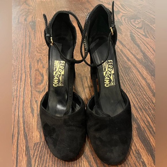 Salvatore Ferragamo Black Suede and Leather Fergie TStrap Pumps (Made in Italy) - Picture 4 of 12